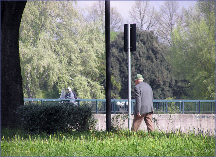 Isolotto, uomo sul lungarno