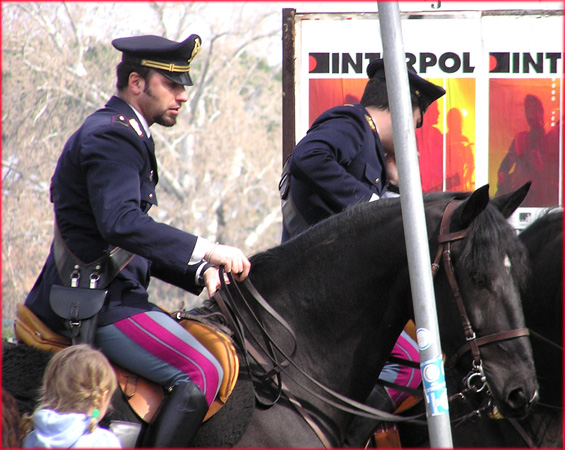 isolotto - polizia a cavallo